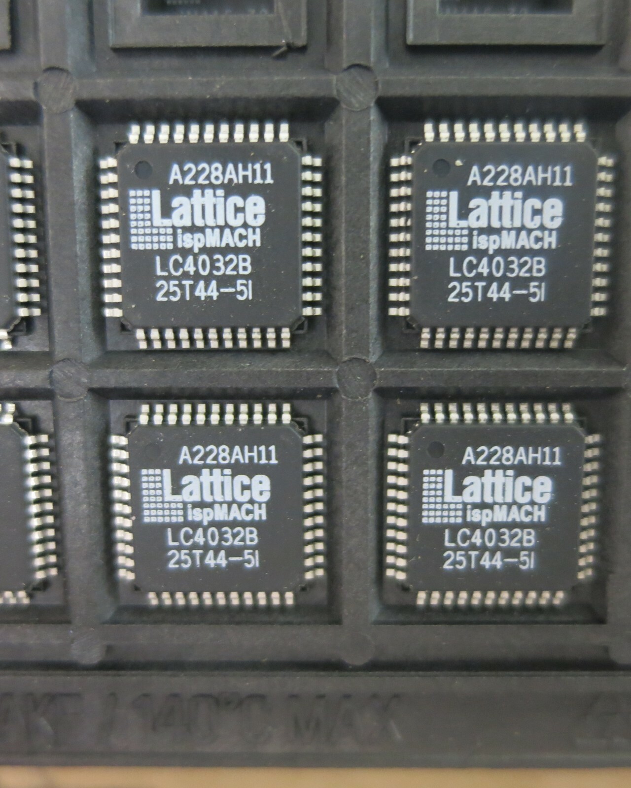 ( 1 PC) BRAND NEW LC4032B-25T44C	  Lattice  **US STOCK **