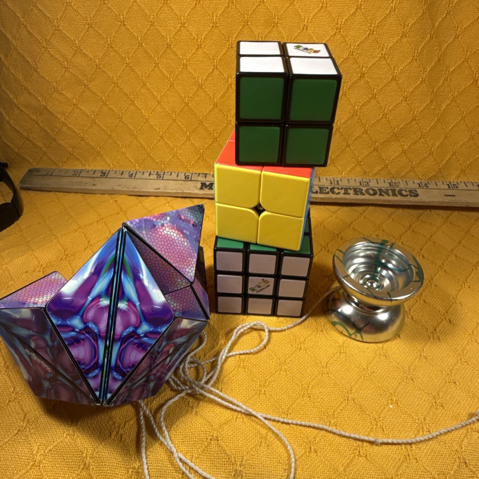 Magic yoyo n11  + 2 Rubik’s Cubes  + 1 Cube + 1 Shashibo - Lot of 5 Fidget Toys