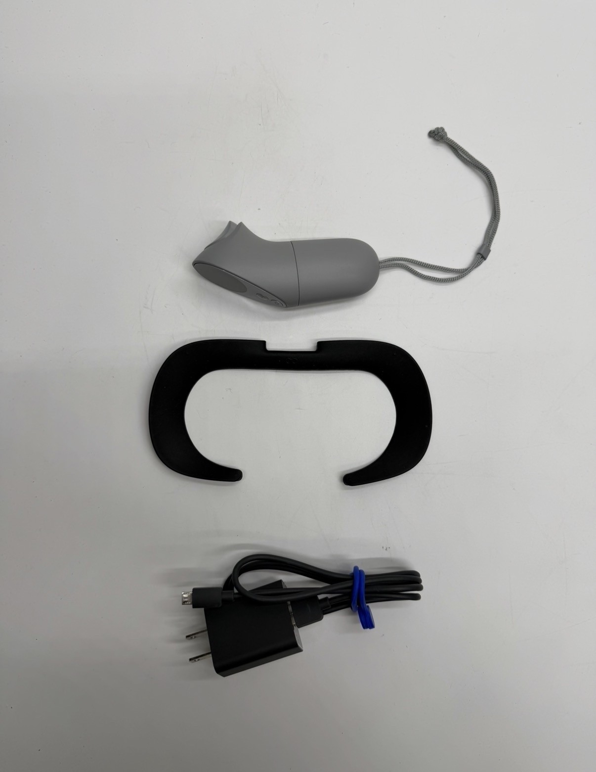 Meta Oculus Go 32GB Standalone VR Headset Bundle w/ Controller, Case & Charger
