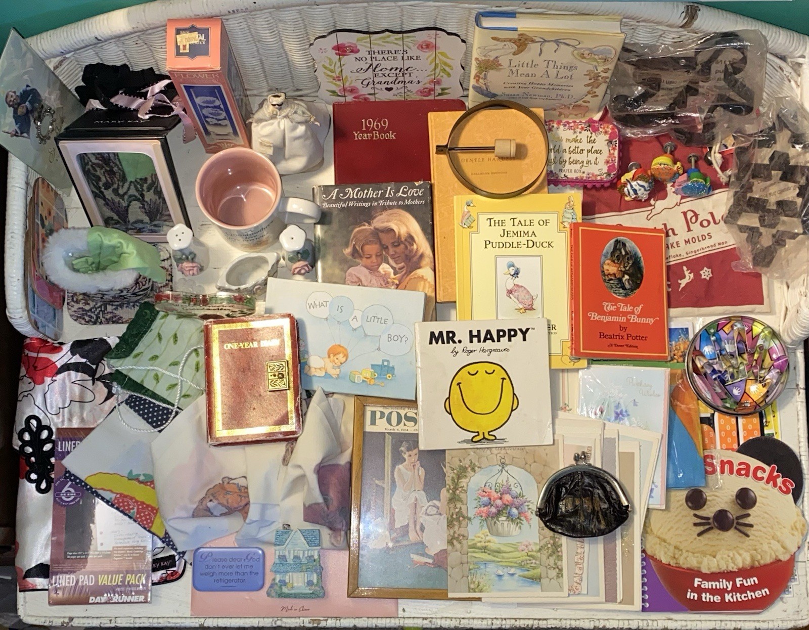 10 Lb Women Grandmother Mug Books Molds Collectibles Vtg-Now Junk Drawer Lot
