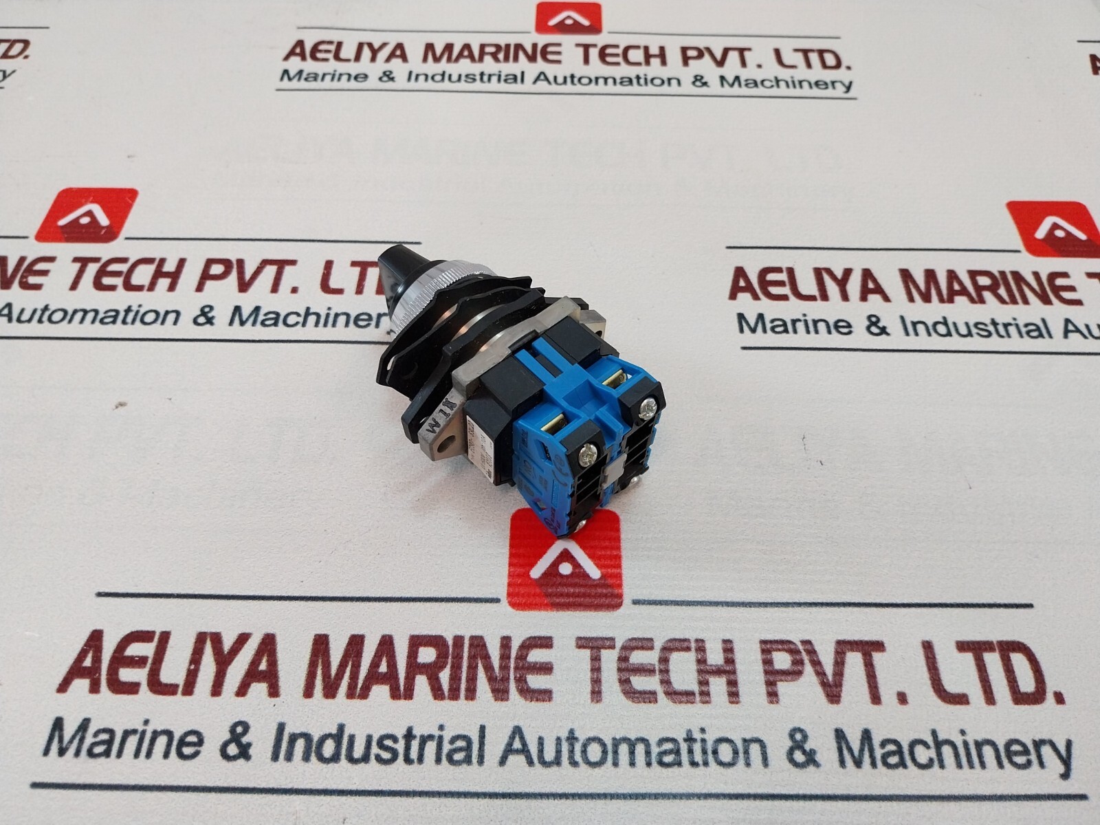 Idec EC9D-S3L20 Selector Switch Control Unit 600V 10A