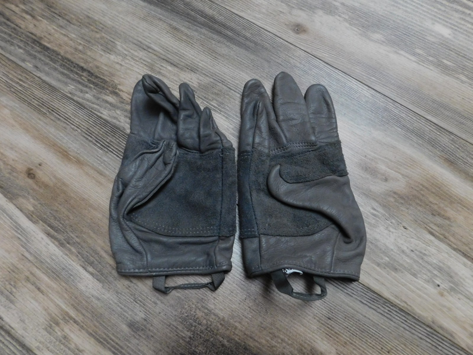 US ARMY  COW HIDE LIGHT  DUTY UTILITY  GLOVES SIZE MEDIUM