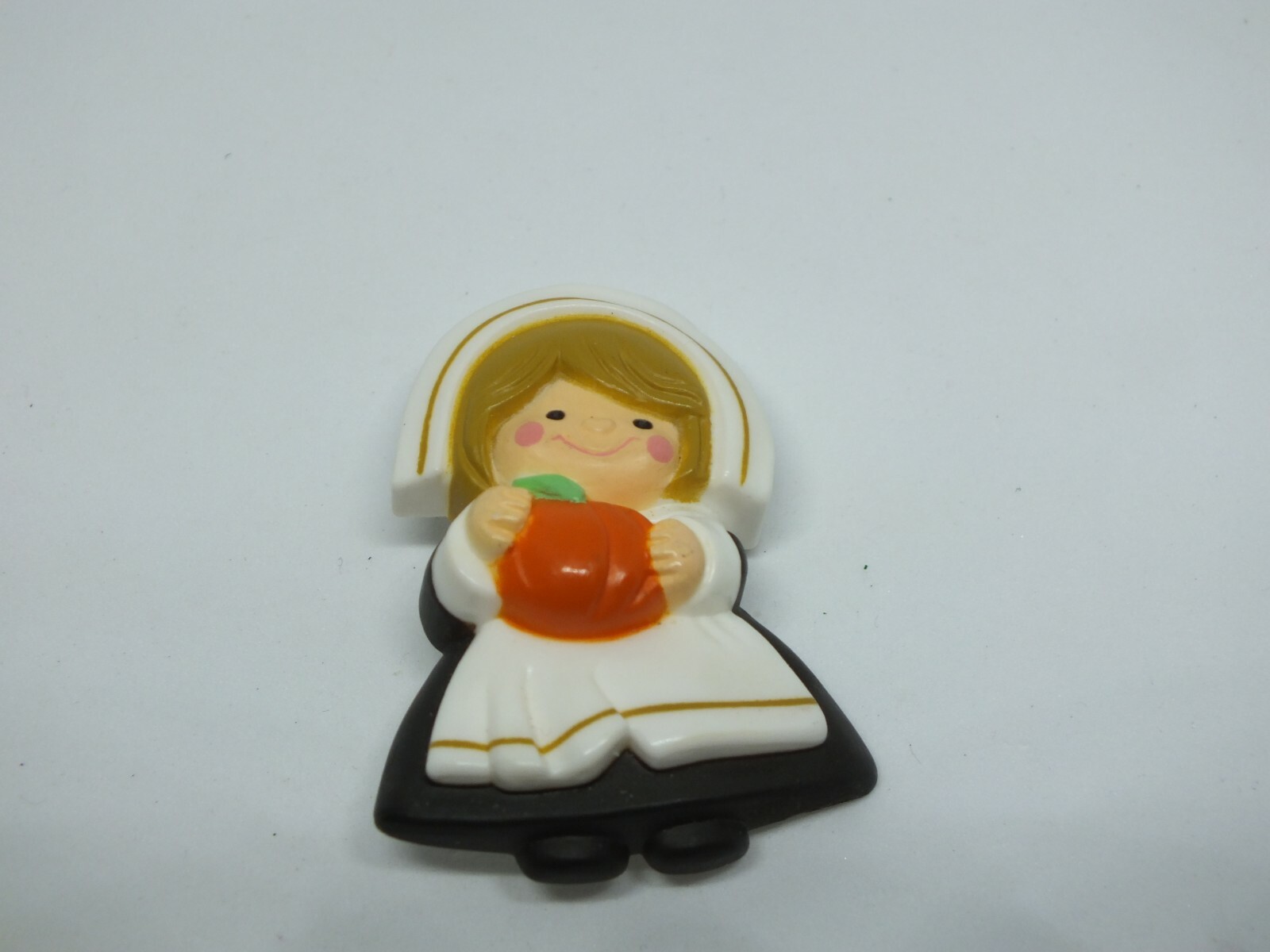 Beautiful Brooch Pin Holiday Thanksgiving Girl Pilgrim Pumpkin Signed Hallmark