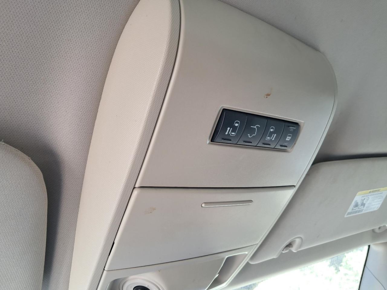 TOWN COUN 2015 Glove Box 4843836