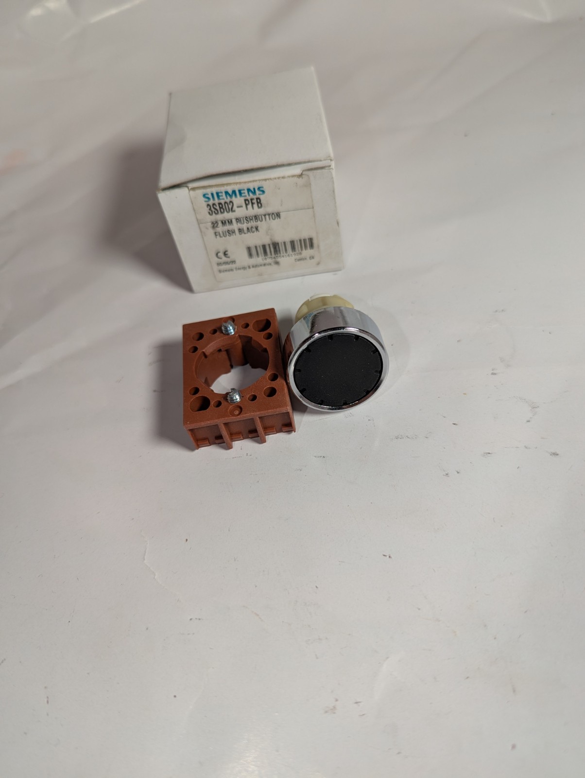 NEW GENUINE SIEMENS 3SB02-PFB 22 MM PUSHBUTTON FLUSH BLACK