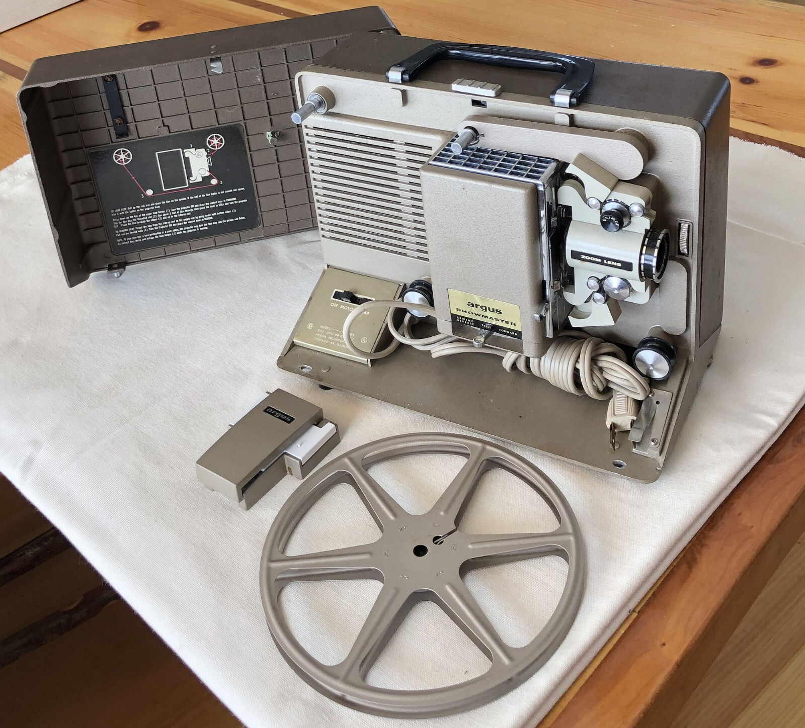 Vintage Argus Showmaster 500-AZ 8mm Portable Movie Projector w/Case + Splicer