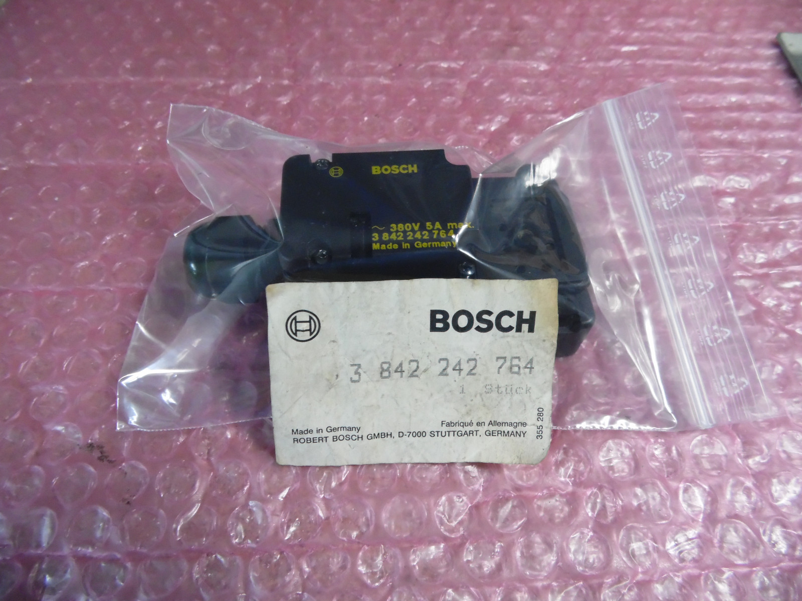 Bosch 3 842 242 764 surface-mounted connector distributor 8 x/base plate coupling unused