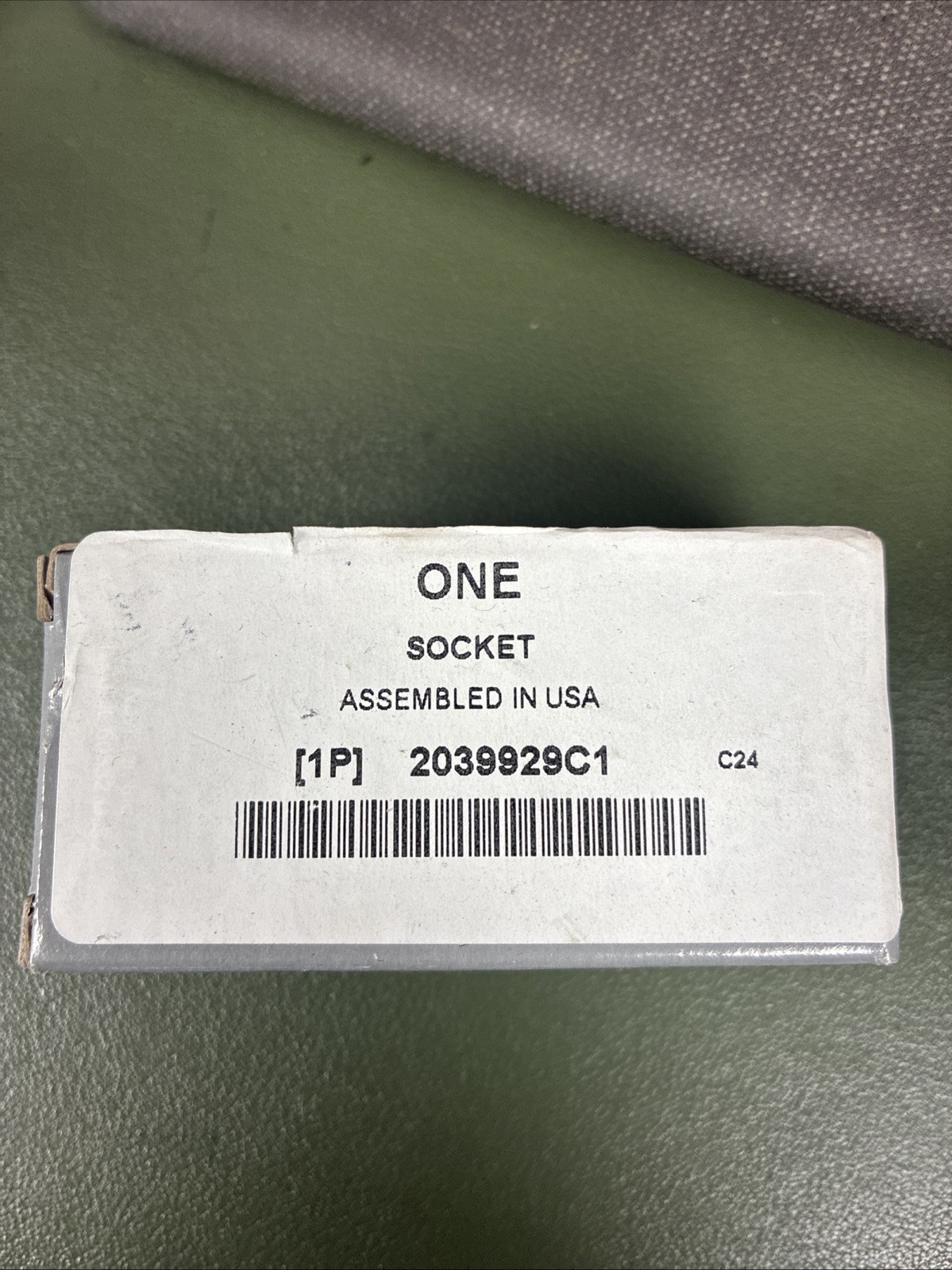 NEW 2039929C1 Genuine OEM Power Receptacle Socket Retainer￼