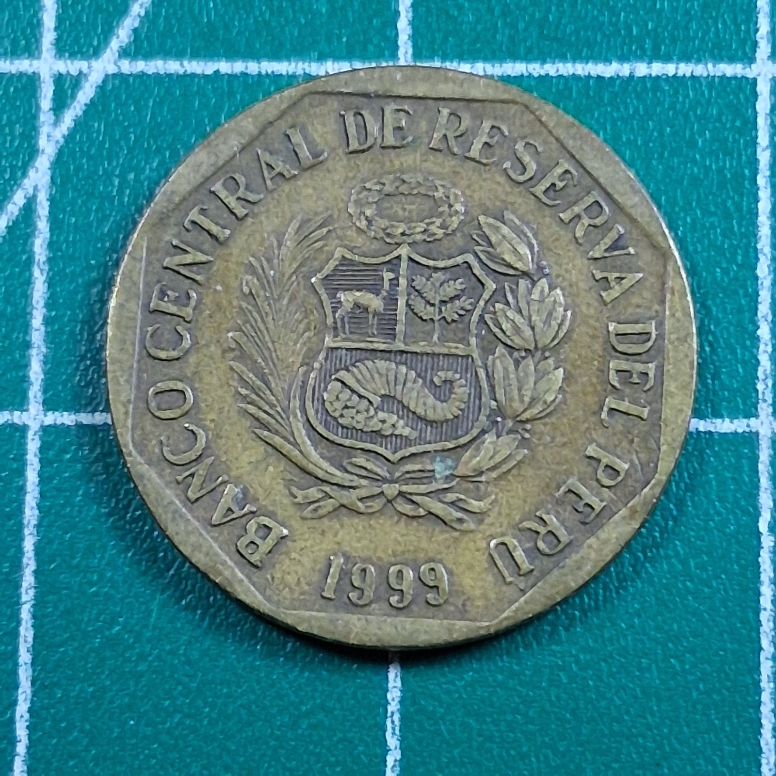 1999 Peru National Coat of Arms 10 Centimos Brass Currency Coin
