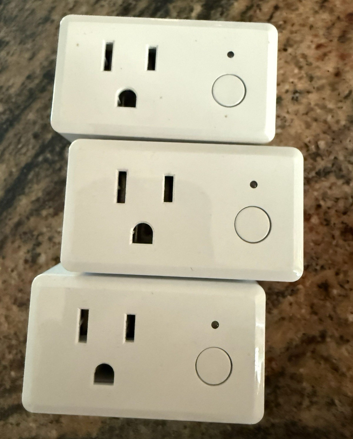 Lot of  3 White Wi-Fi Smart Plugs App-Controlled, Alexa/Google, US Plug