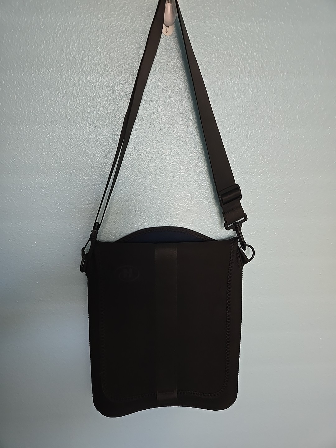 Hilton Black Soft Case Laptop Crossbody/Shoulder Travel Bag with Strap