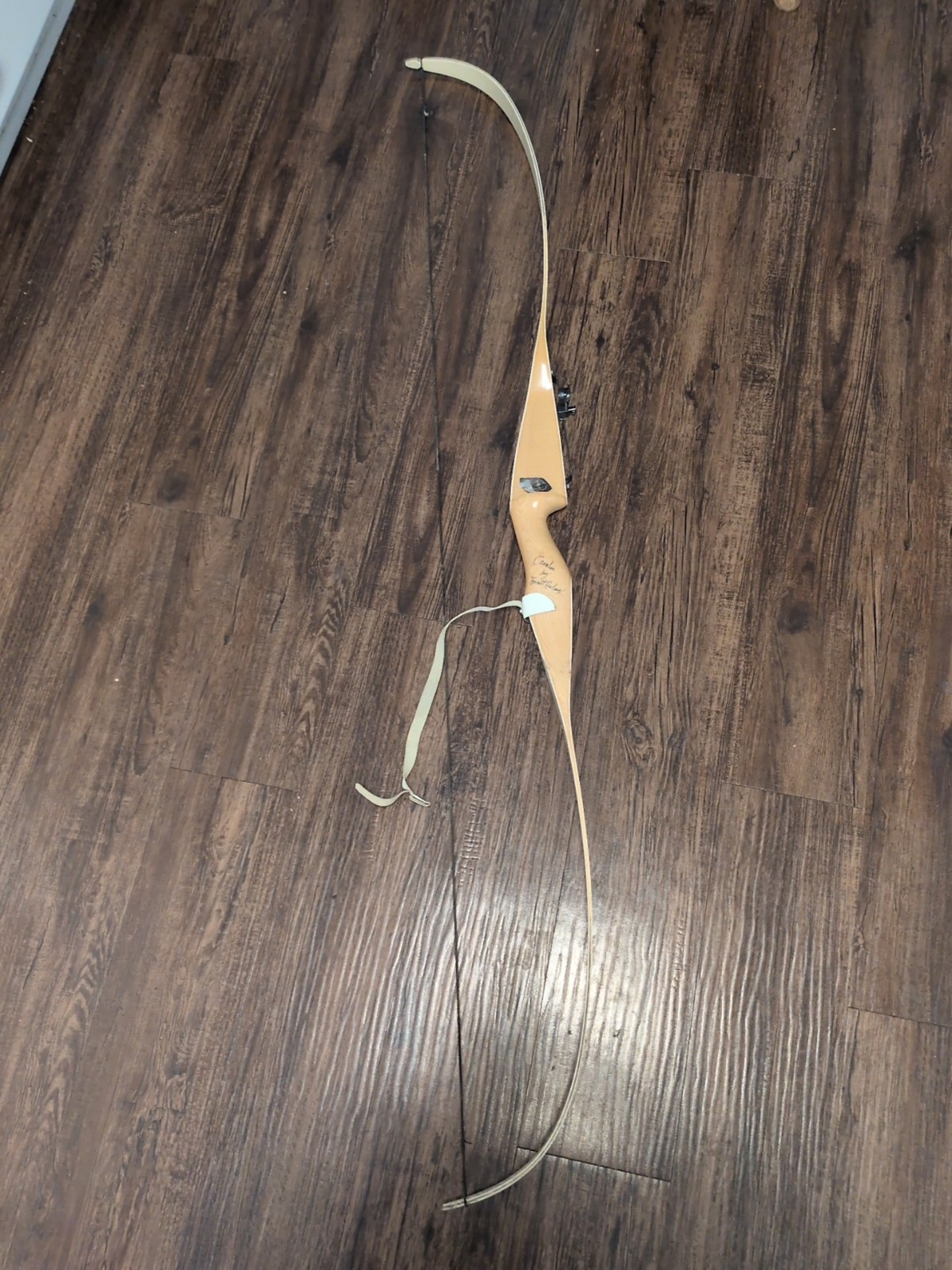 Damon Howatt RH Recurve  Bow 20 lbs @ 28"  Cavalier 62"