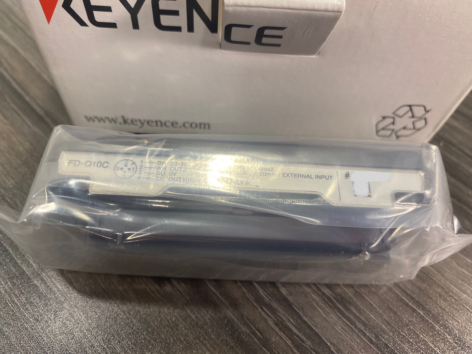 New Keyence FD-Q10C Clamp-on Digital Flow Sensor w/ Sensor Bracket 20-30VDC -USA