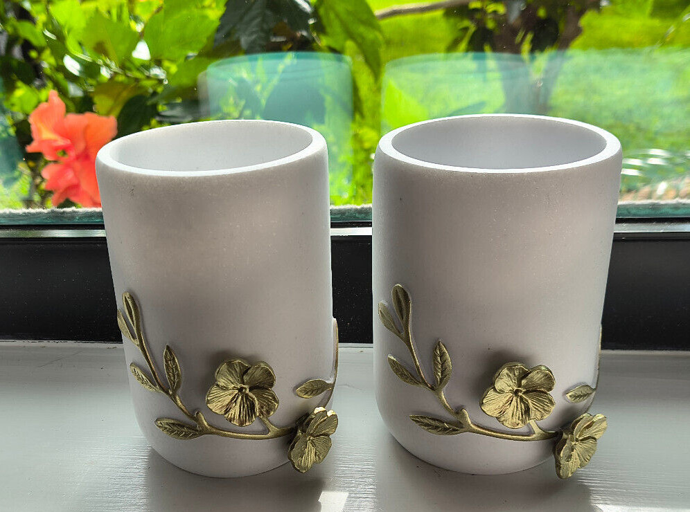 CLASSY BATHROOM VANITY CUPS Ceramic 3-D Floral WHITE GOLD Set Of 2 NEW