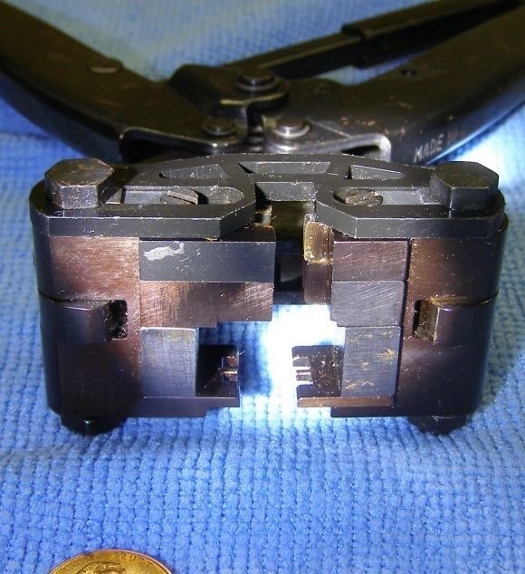 AMP MODEL 220215-1-B CRIMPING HAND TOOL.