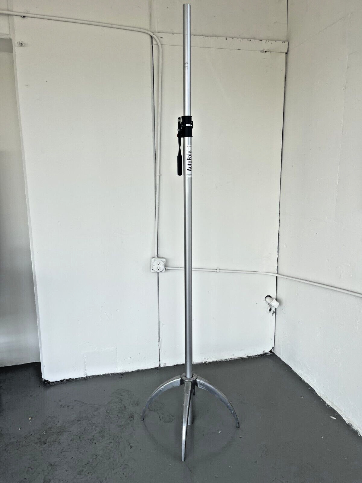 One Telescopic Aluminum Autopole With Spider Leg Base 59" For Salesman Display