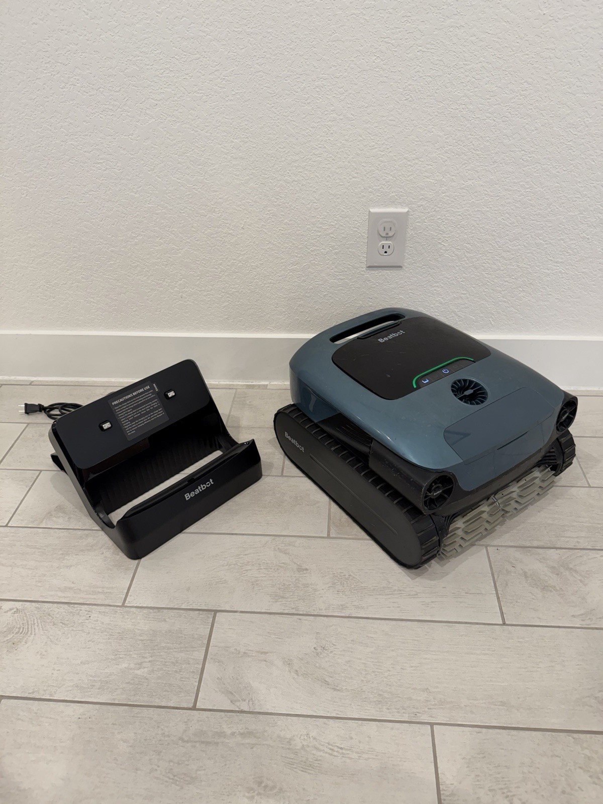 BEATBOT AQUASENSE PRO Robotic Pool Cleaner (UD2119861) w/ Charging Dock - Tested