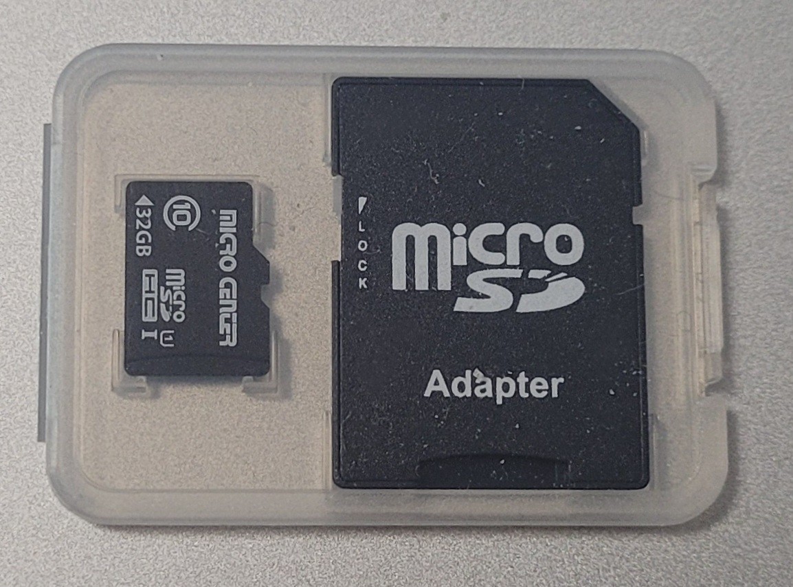 == MICRO CENTER MICRO SD CARD WITH ADAPTER 32 GB BRAND NEW IN PLASTIC CASE ==