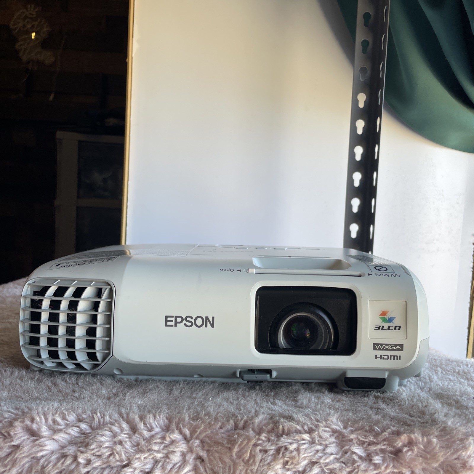 epson powerlite 99w Model H686a