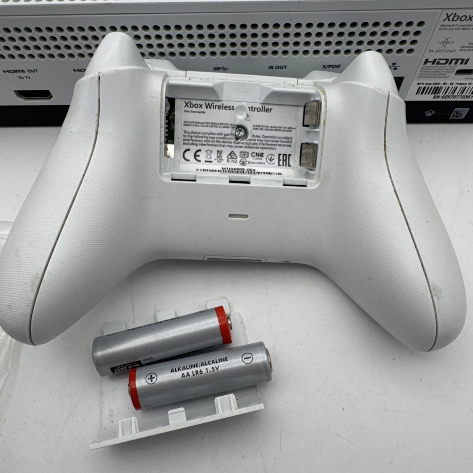 XBOX ONE S 1TB CONSOLE 1681 WITH 1 CONTROLLER & CABLES - TESTED (WBP018149)