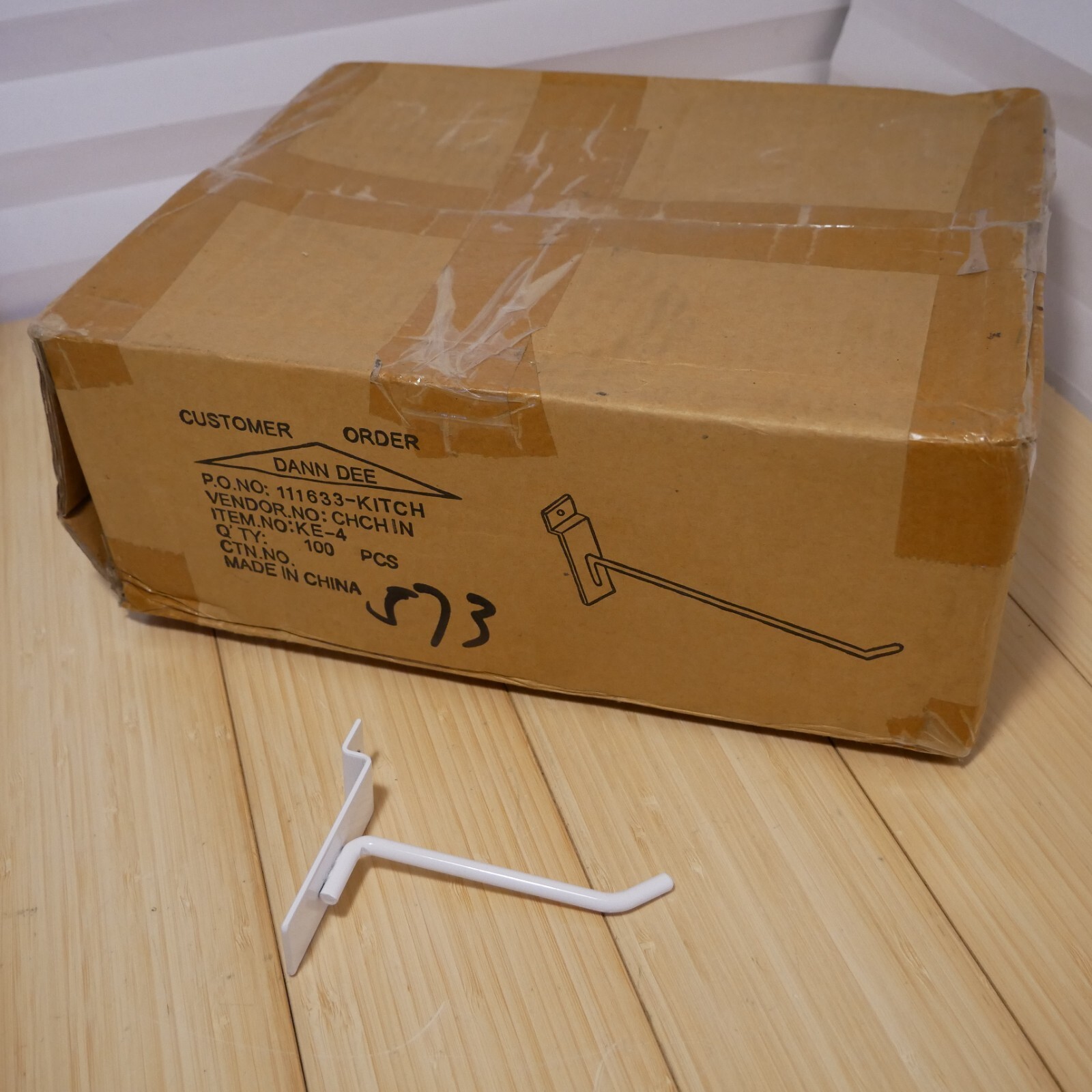 NOS - New Box of 100 - Slatwall 4 inch Metal Peg Hooks - White - KE-4