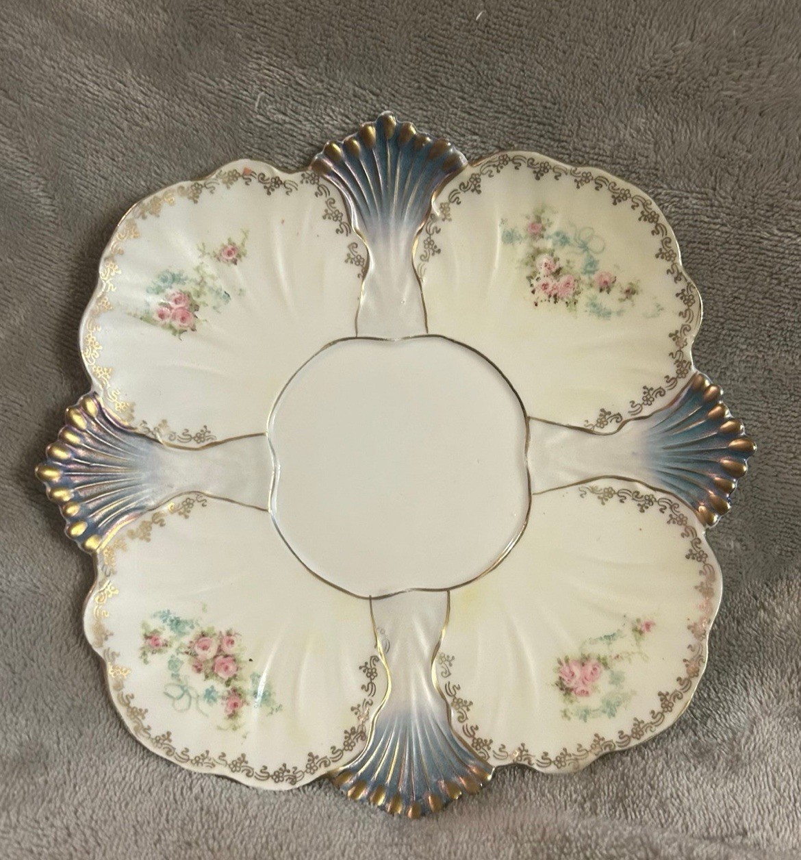 Porcelain Rose Dish – Scalloped Gold-Trimmed Edge