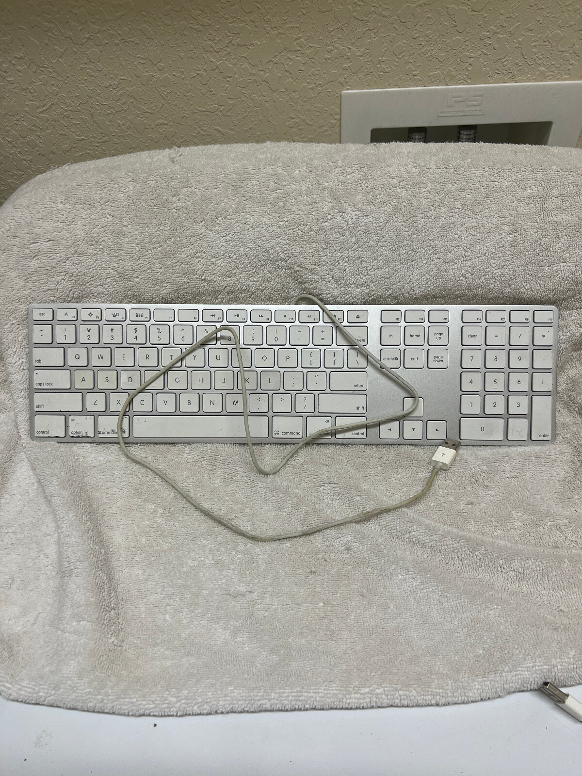 Apple A1243 USB Wired Standard Keypad - White