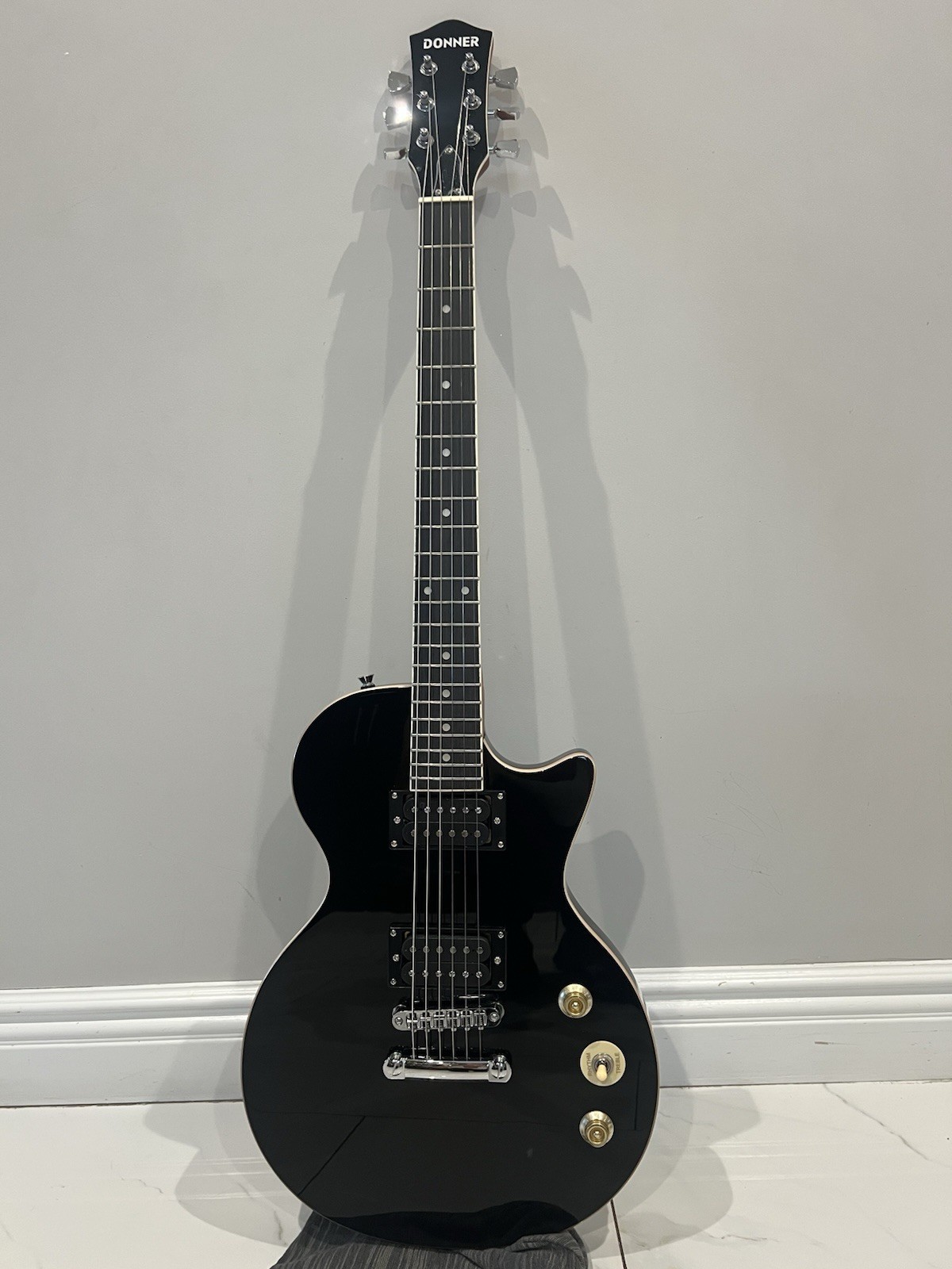 Donner DLP-124B Electric Guitar Black Right-Handed 6-String 22 Frets w/ Gig Bag