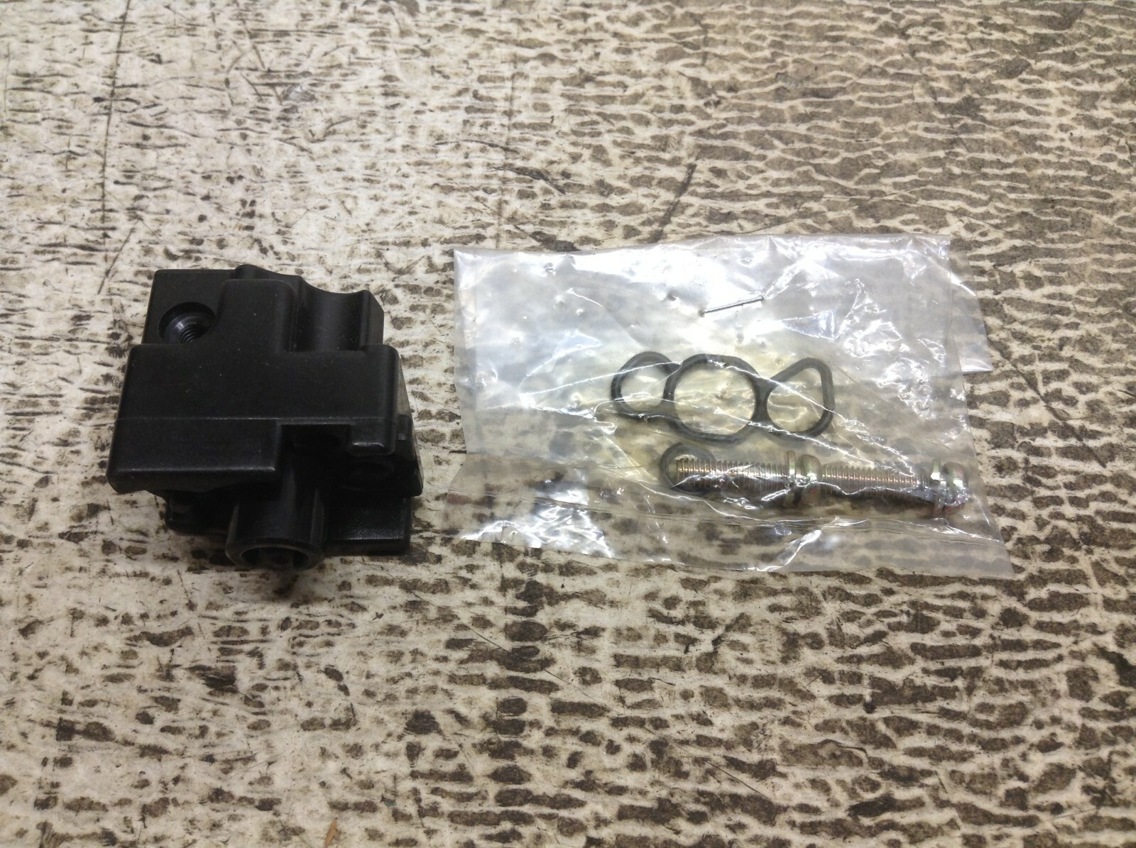 Mopar Mitsubishi MD617052....2 Carb Holder Kit MD6170522 New (TSC)