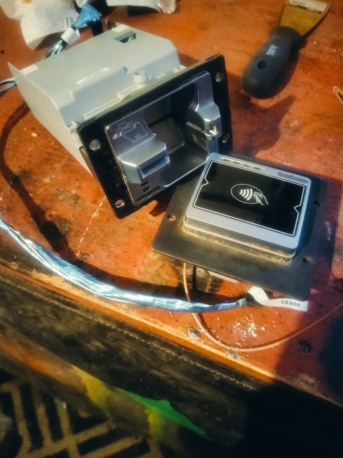 Verifone UX300 -WPWR credit Card Reader