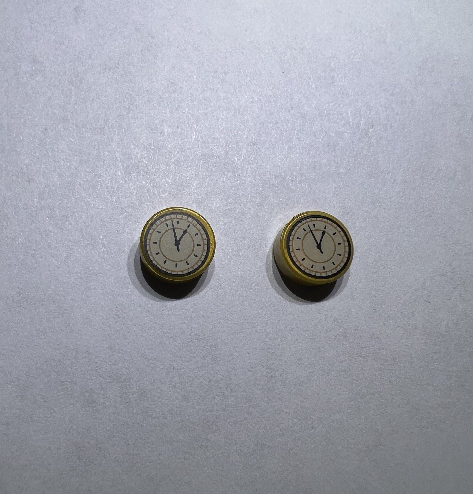 Lego Lot Of 2 1x1 Round Flat Printed Tiles Gold Clock Watch Time Tile New City
