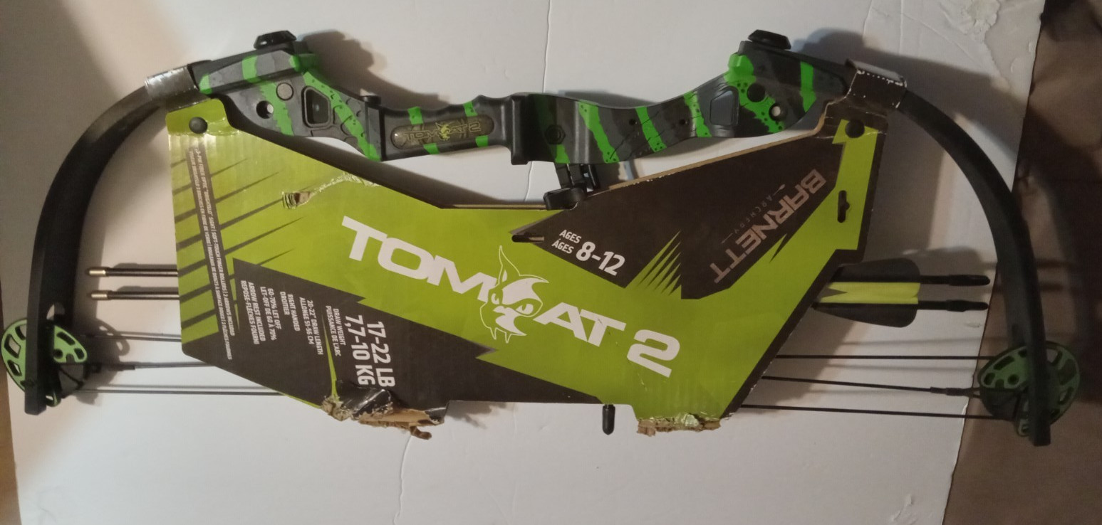 New Barnett Tomcat 2 Youth Compound Bow Mossy Oak Camo RH Includes 2 Arrows