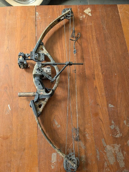 Hoyt Intruder Compound Bow 60-70 lbs w/Accessories! AS IS