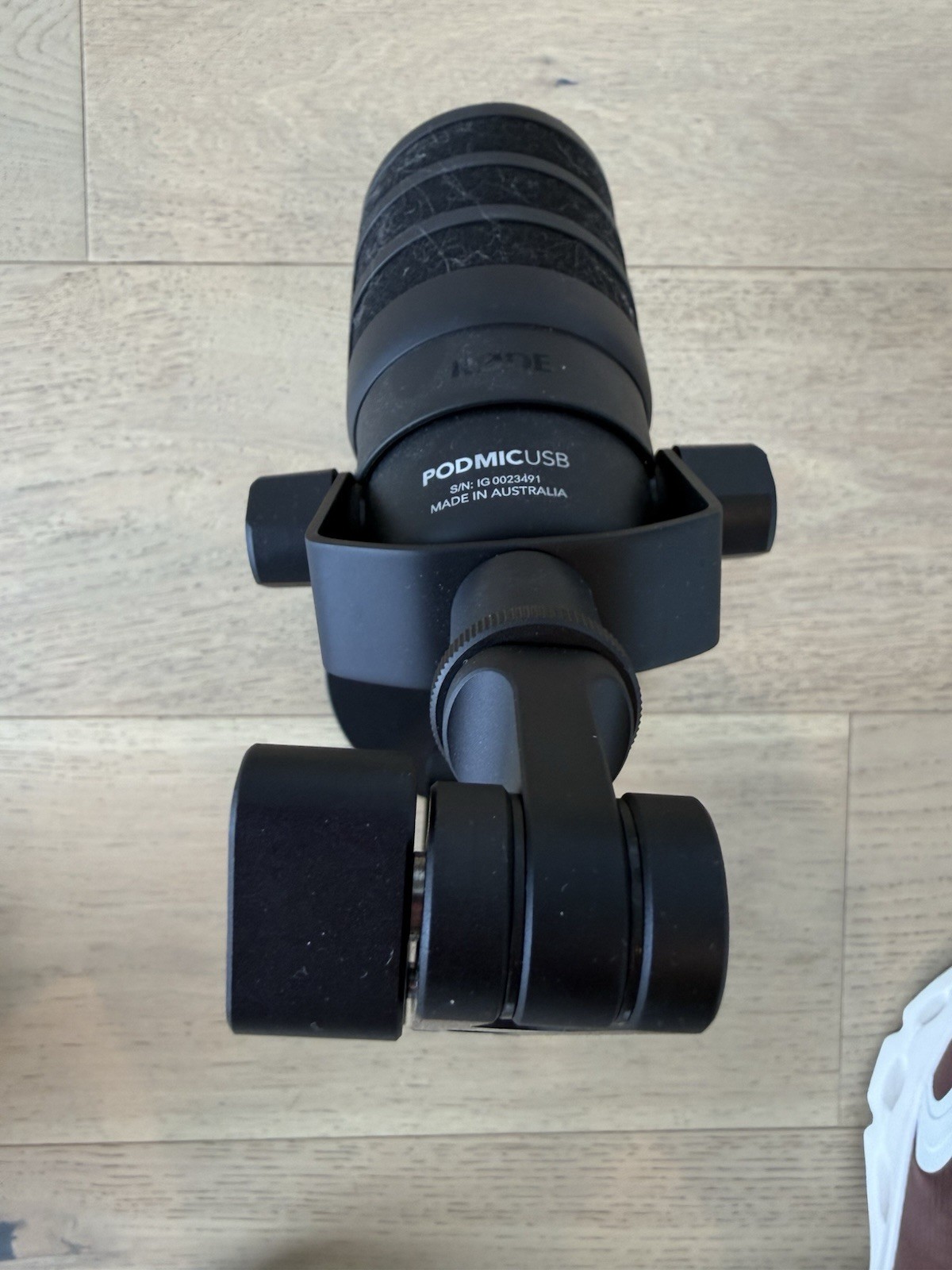 RØDE PodMic Dynamic Broadcast Microphone + RØDE DS2 Stand
