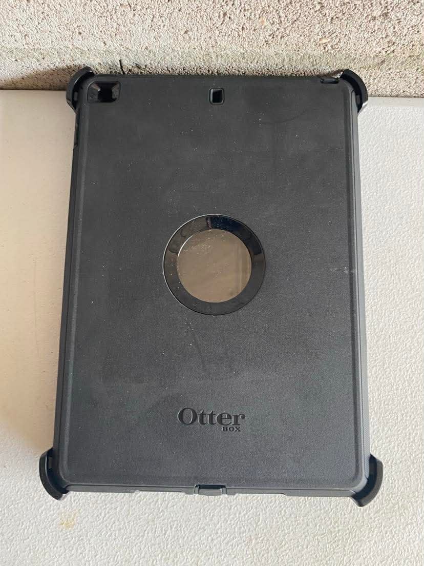 OtterBox iPad 9th/8th/7th generation Defender Series Pro Case - Black