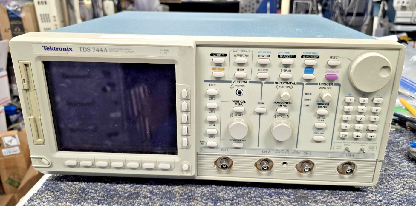 TDS 744A TEKTRONIX 4-CH COLOR DIGITAL OSCILLOSCOPE 500 MHz 2GS/s  S/N #B030478