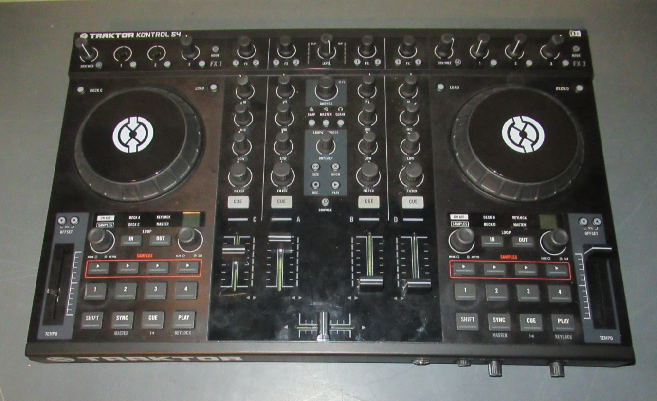 Native Instruments Traktor Kontrol S4 Mk2 - Power Chord Not Included