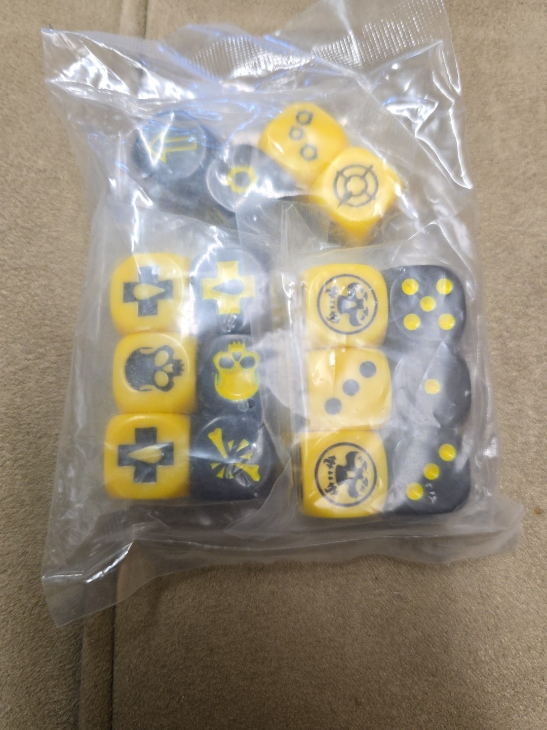 Necromunda Dice Complete Set of 16 - Yellow & Black Warhammer