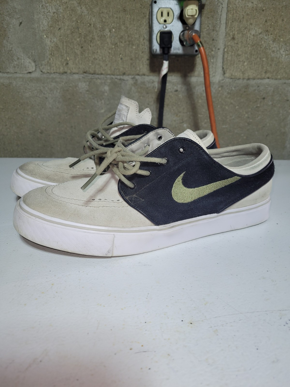 NIKE SB ZOOM JANOSKI Low Top Shoes Men Sz 9.5 White Navy Blue Sage Swoosh