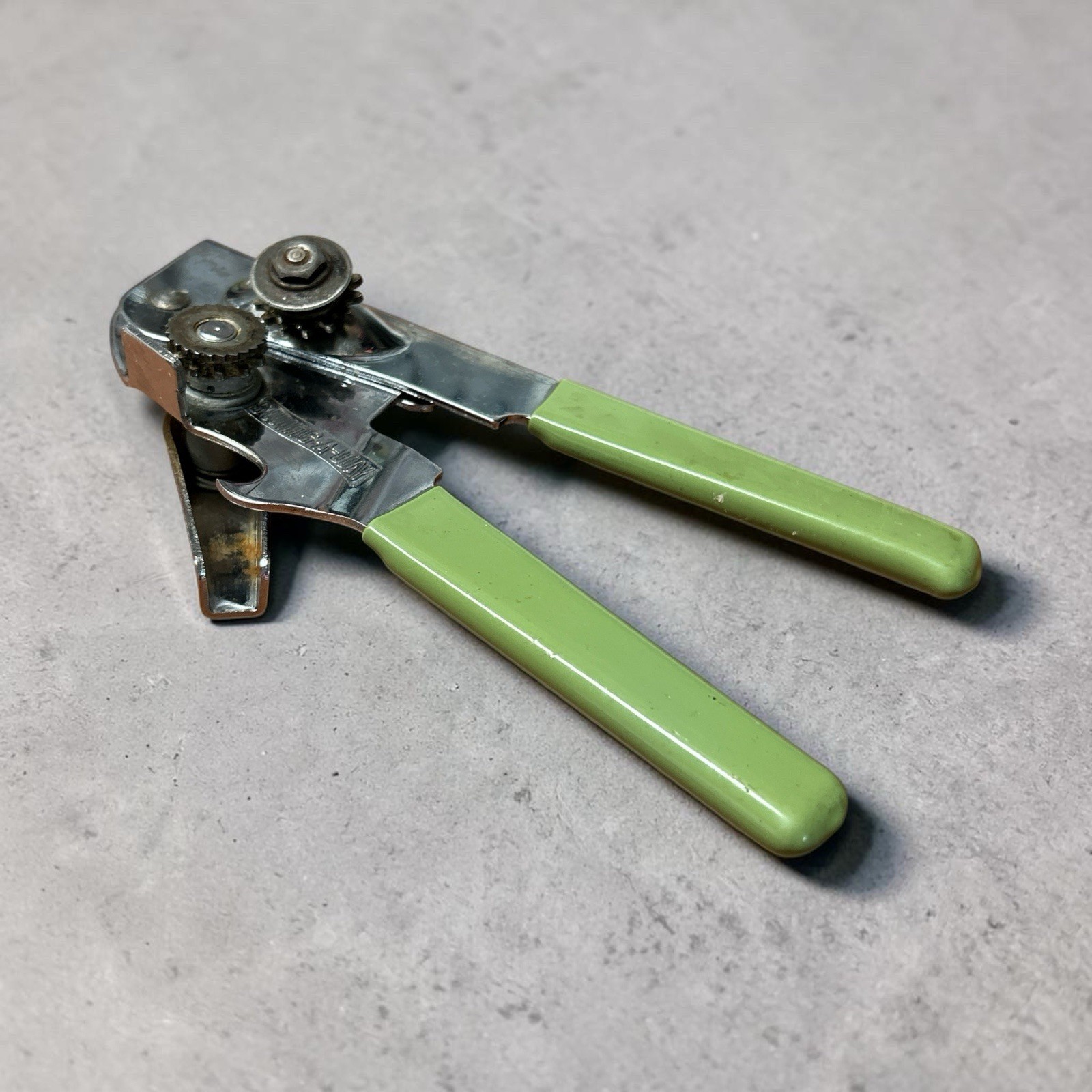 Vintage SWING-A-WAY Swing Away Manual Can Opener Avocado Green Handles USA