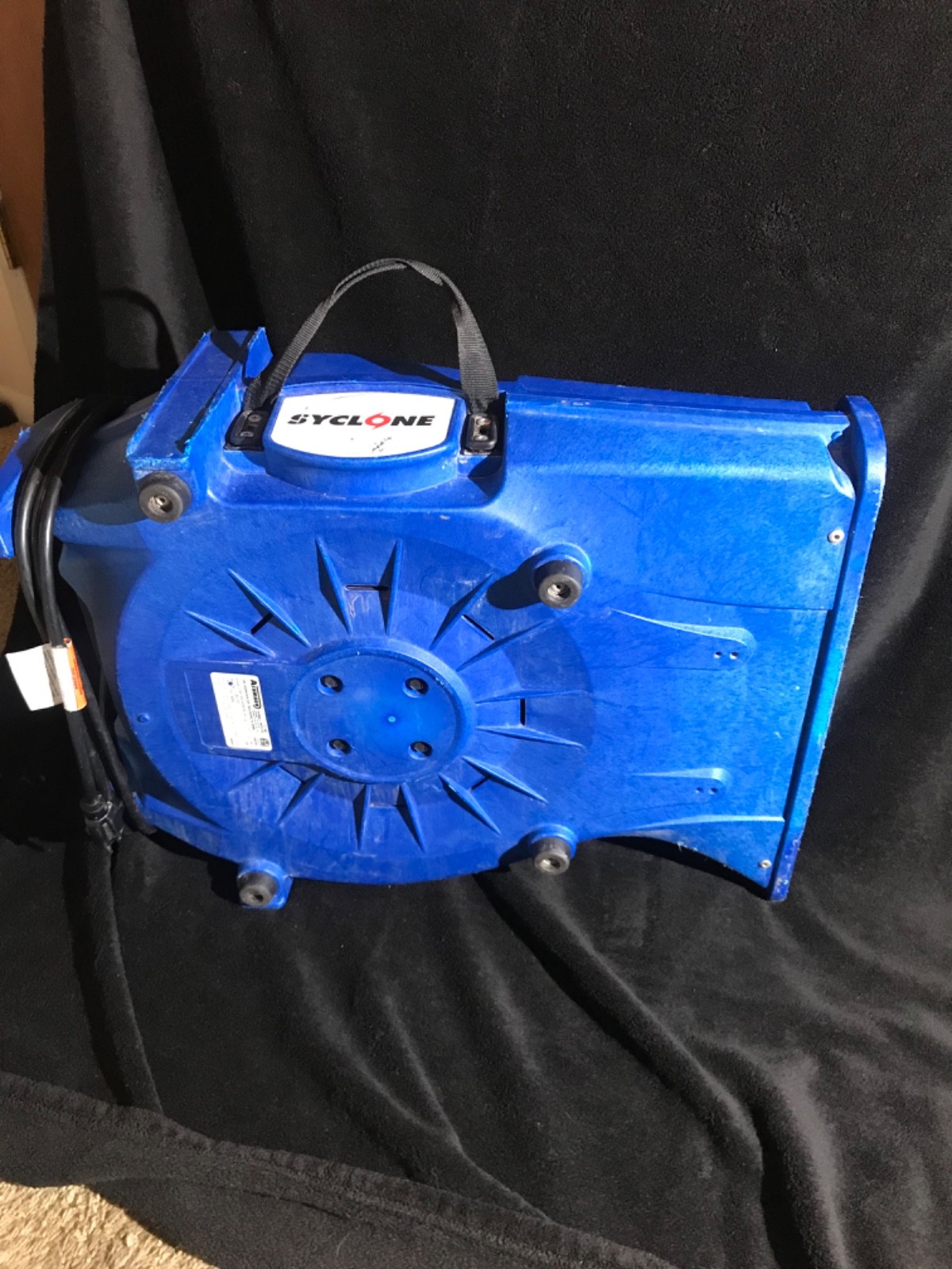 The Syclone Blue Low Profile 1.9 Amp Airmover is a compact and efficient drying