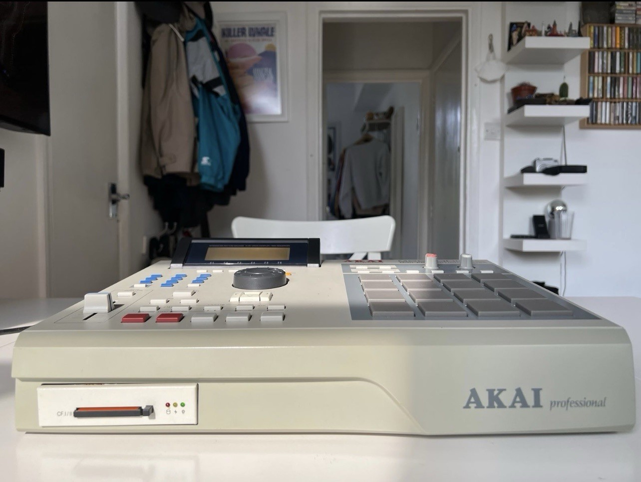 Akai Professional MPC2000XL Sampler/Sequencer 16 Pad Triggers Tabletop