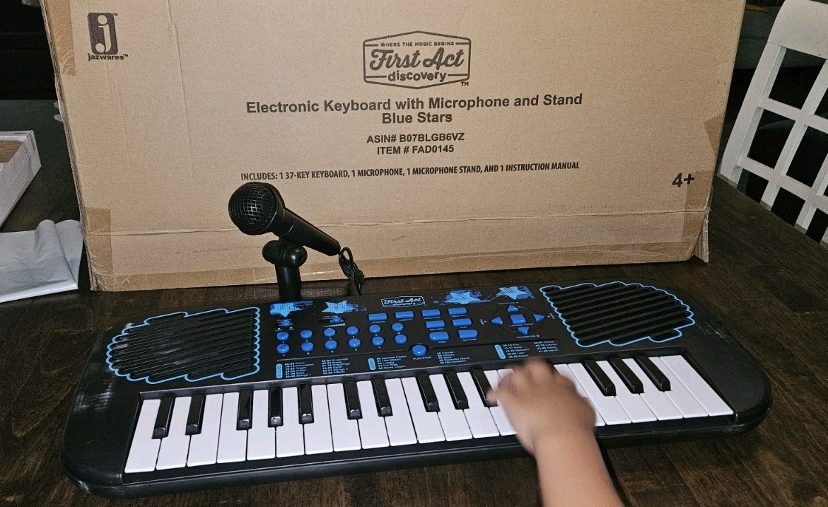 First Act Discovery 37-Key Battery Operated Keyboard Built-in Speakers & Microph