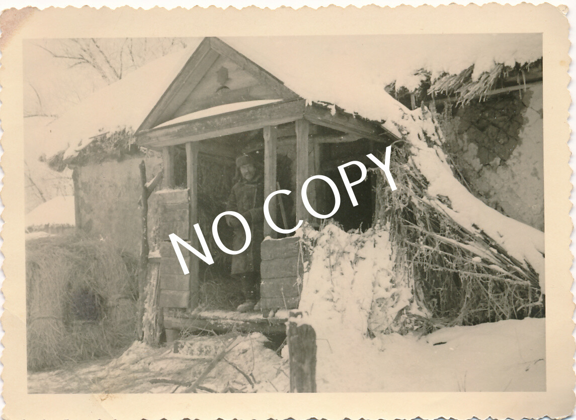 Photo WW II Wehrmacht Soldier Winter Farmhouse Quarters Russia Россия H1.79