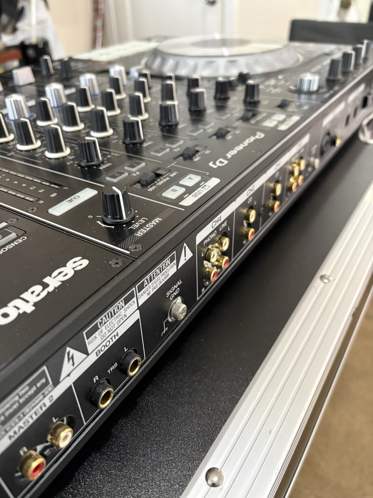 Pioneer DJ DDJ-SZ2 Pro DJ Controller w/ Odyssey Flight Case Bundle-Excellent