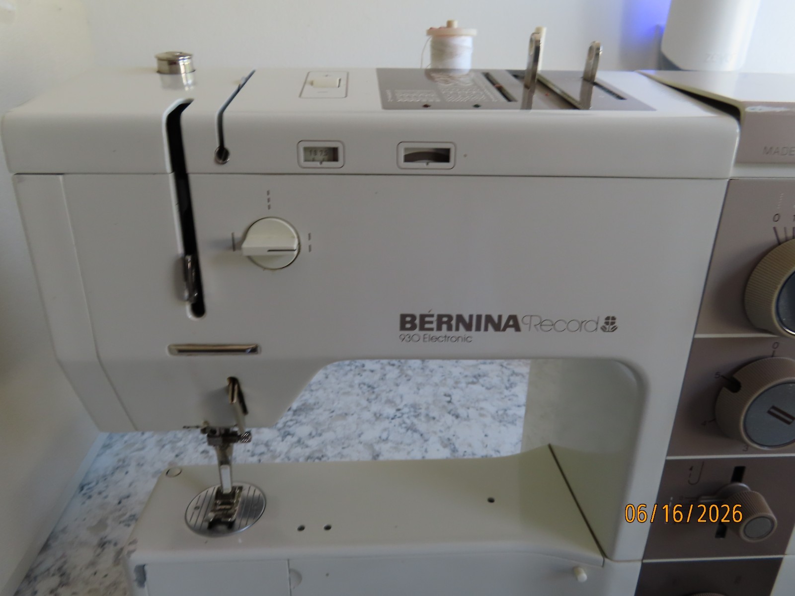 Bernina 930 record electronic sewing machine w/ arm, case, pedal works tested