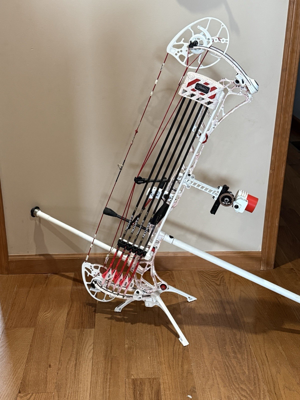 Mathews ARC 34 Compound Bow Right Hand 60 Loaded