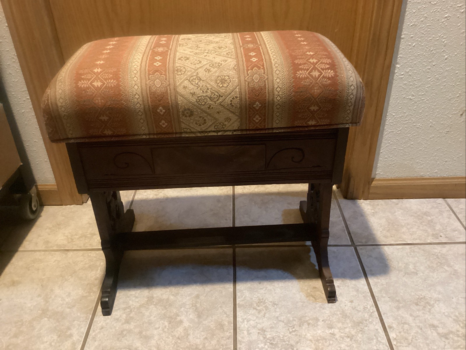 @ Nice Eastlake Padded  Organ Stool 21”x13”x21” Tall