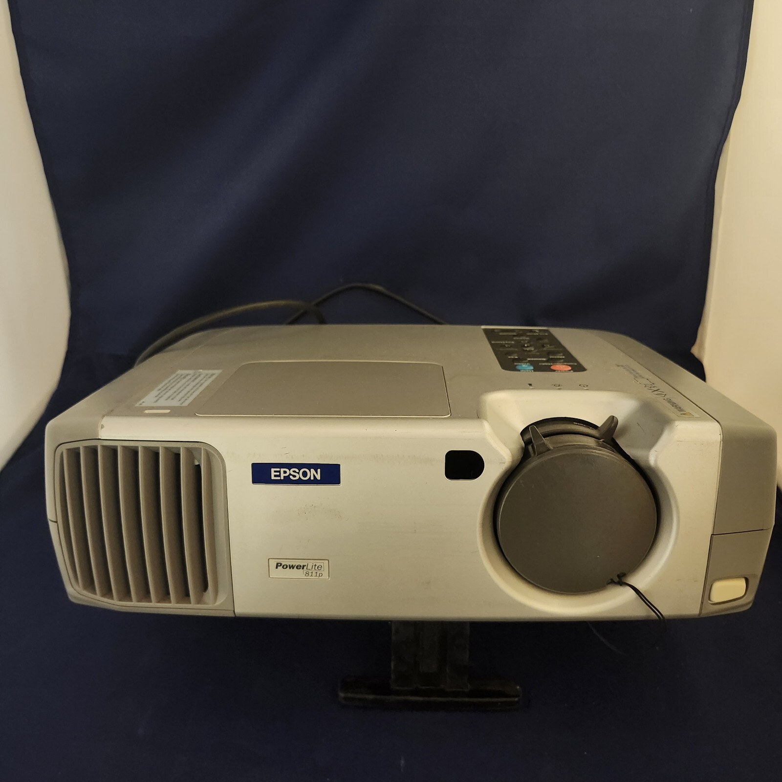 Epson PowerLite 811p (EMP-800UG) XGA 1080i 2000 ANSI Lumens LCD Projector w/Lamp