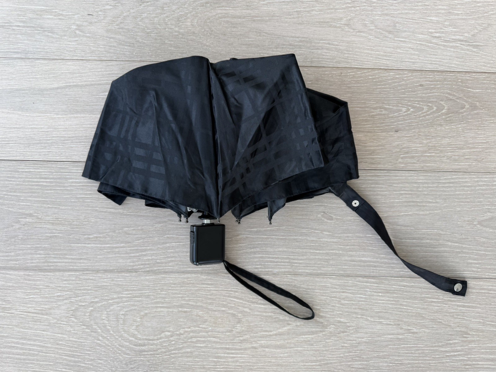 Burberry Folding Umbrella Black Check Vintage 37-inch Canopy. 11-inch Folded